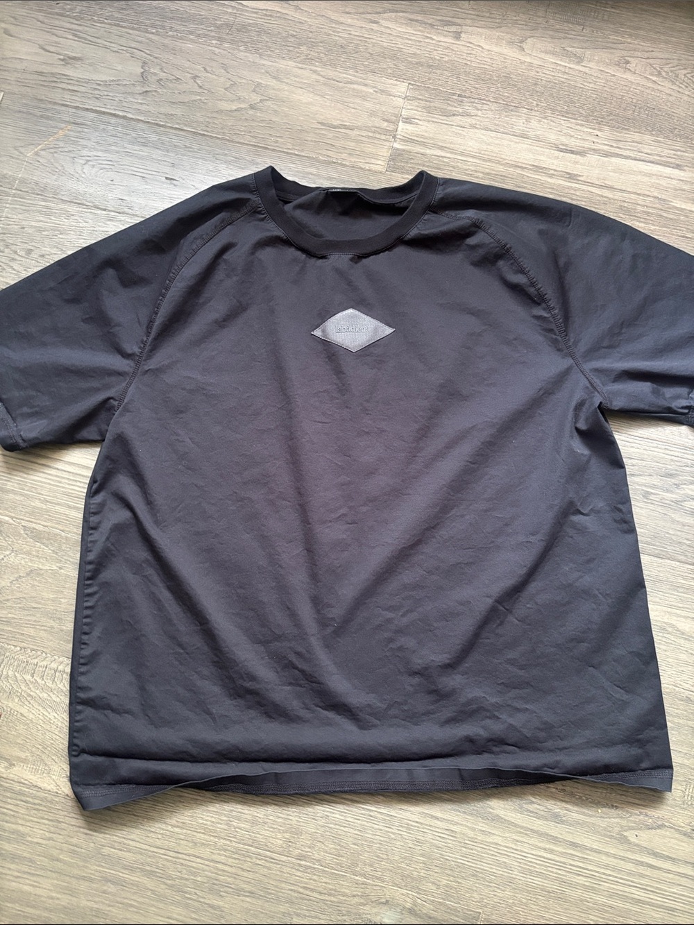 labàdienà | Black Short-Sleeve Crewneck Shirt With Label on Front Size Large